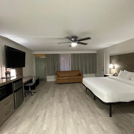 Quality Inn & Suites Airport-Cruise Port Hollywood Exterior foto