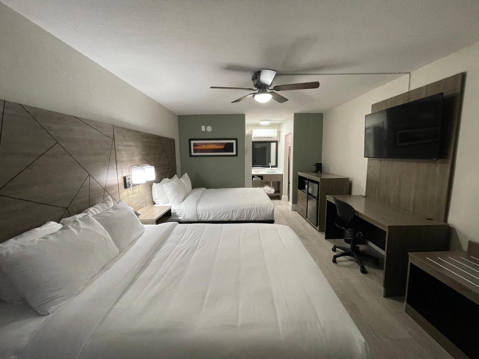 Quality Inn & Suites Airport-Cruise Port Hollywood Exterior foto