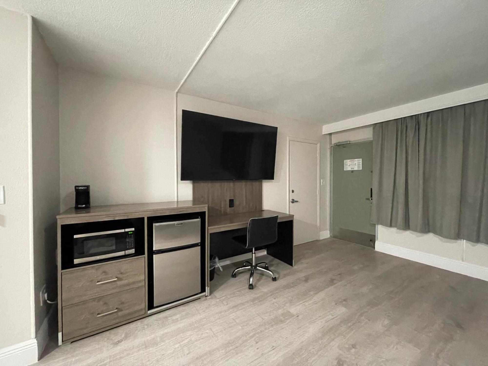 Quality Inn & Suites Airport-Cruise Port Hollywood Exterior foto