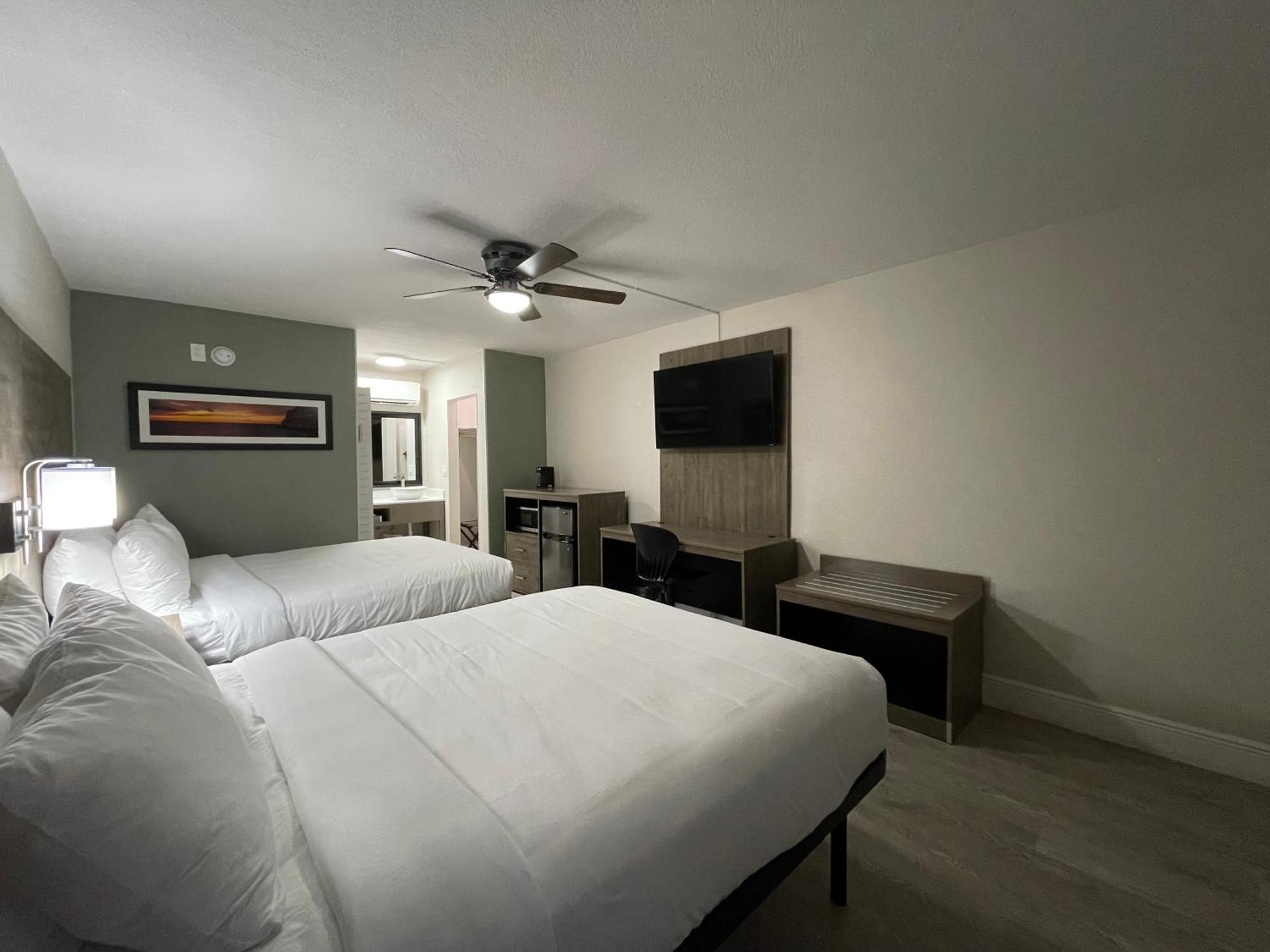 Quality Inn & Suites Airport-Cruise Port Hollywood Exterior foto