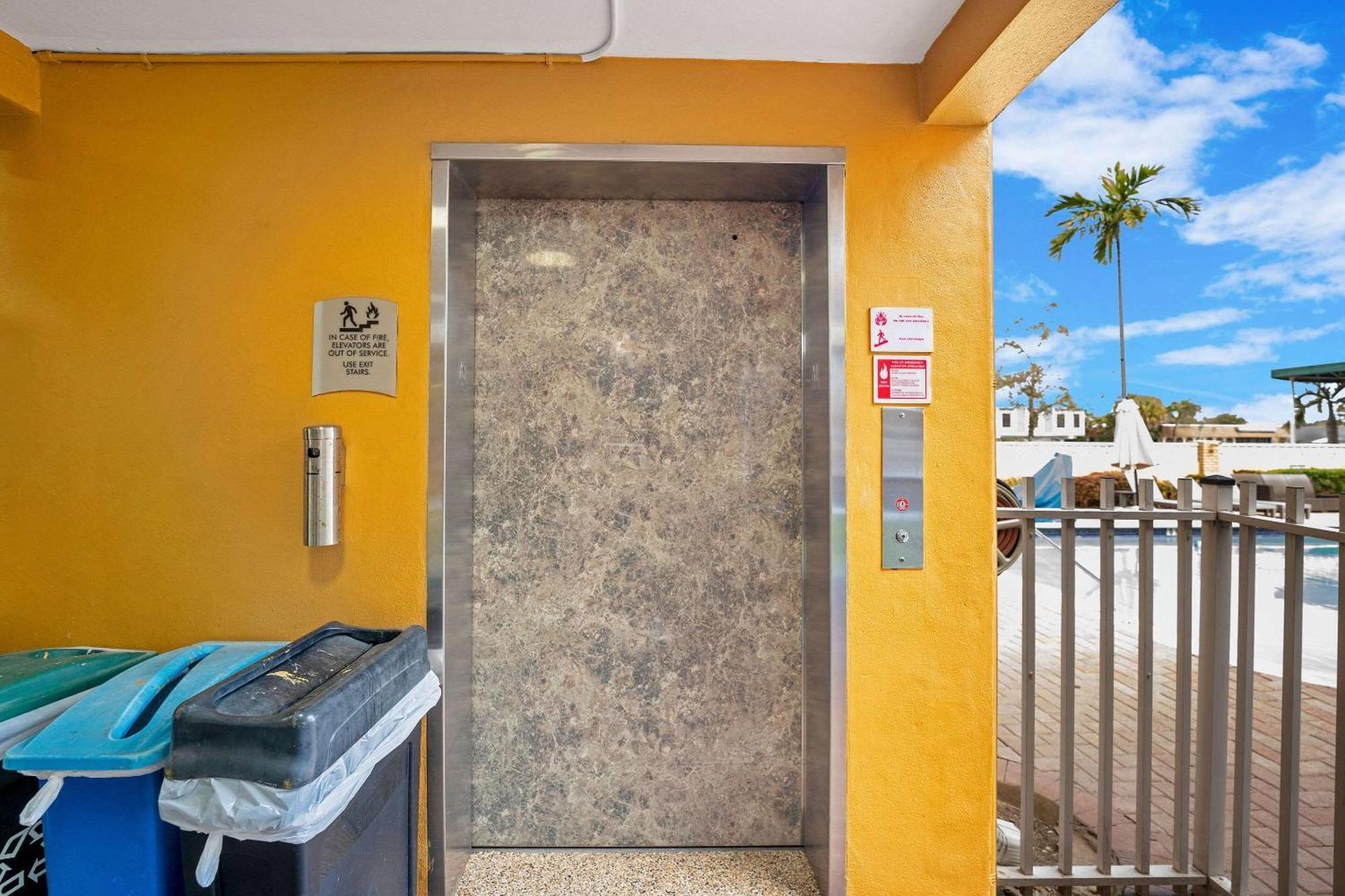 Quality Inn & Suites Airport-Cruise Port Hollywood Exterior foto
