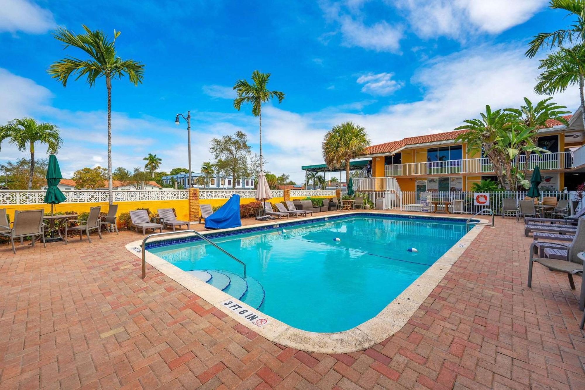 Quality Inn & Suites Airport-Cruise Port Hollywood Exterior foto