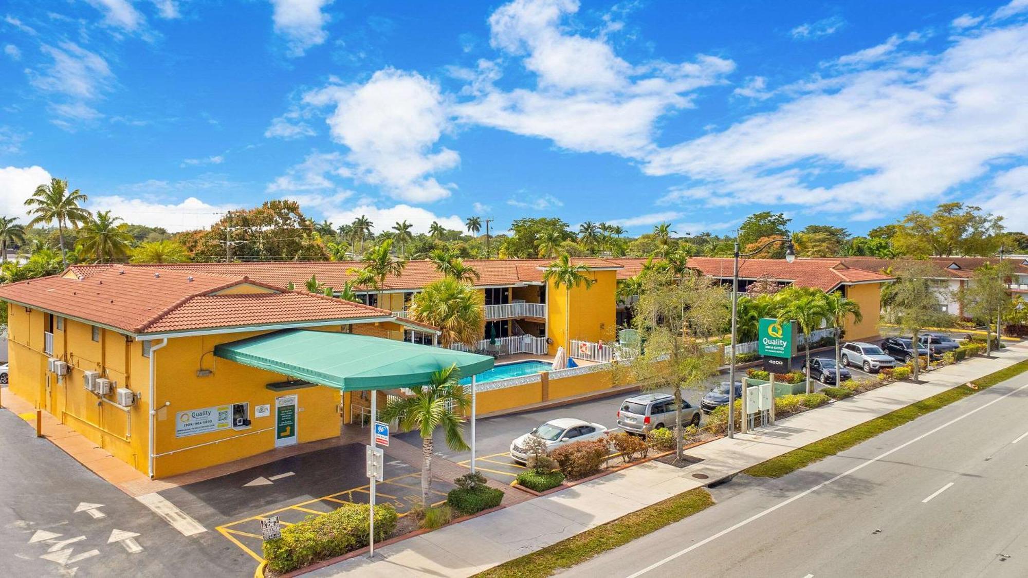 Quality Inn & Suites Airport-Cruise Port Hollywood Exterior foto