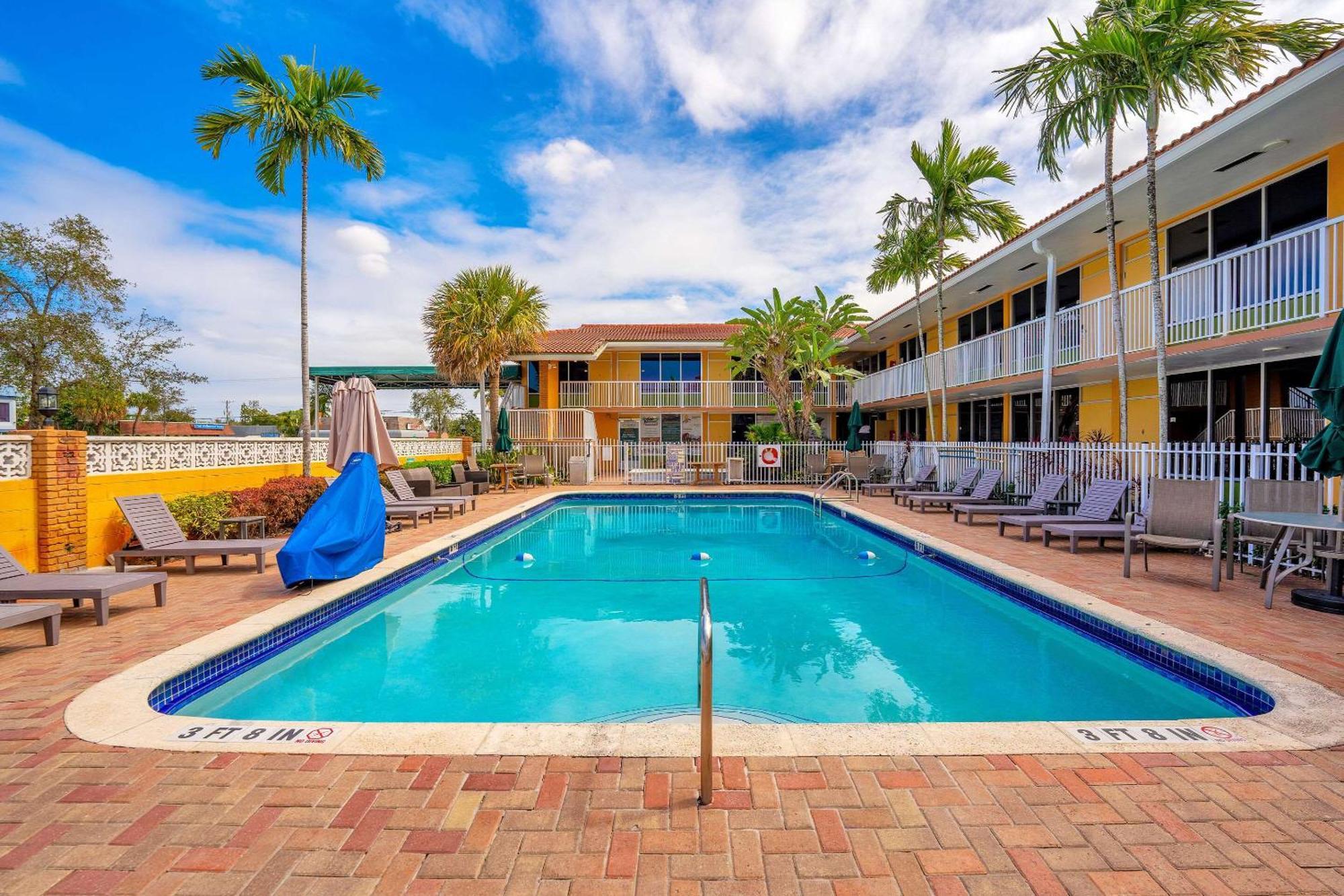 Quality Inn & Suites Airport-Cruise Port Hollywood Exterior foto