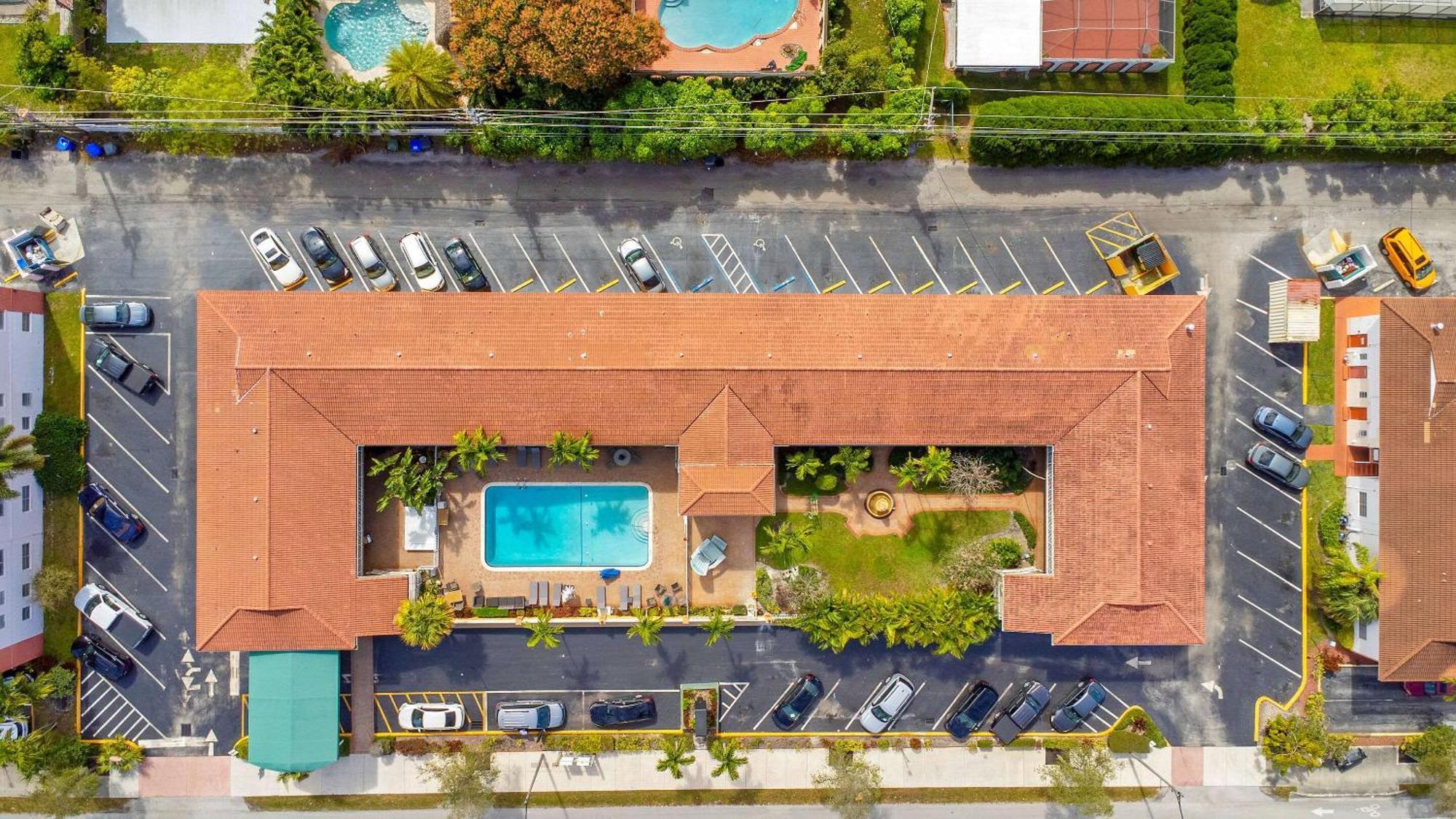Quality Inn & Suites Airport-Cruise Port Hollywood Exterior foto