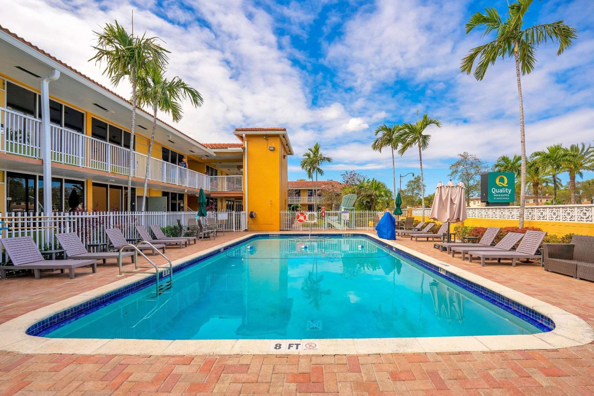 Quality Inn & Suites Airport-Cruise Port Hollywood Exterior foto